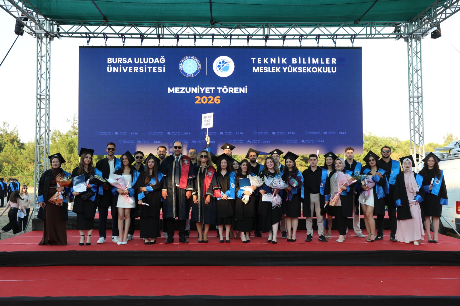 Bursa Uludağ Üniversitesi Teknik Bilimler Meslek Yüksekokulu'nda Mezuniyet Coşkusu